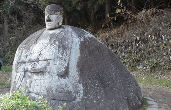 万治の石仏 風貌と形がユニーク